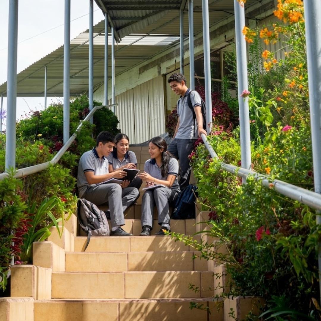 Estudiantes en las escaleras